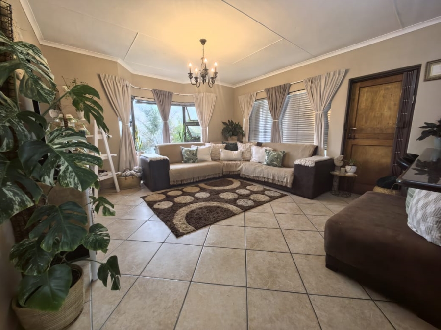 5 Bedroom Property for Sale in Reebok Western Cape
